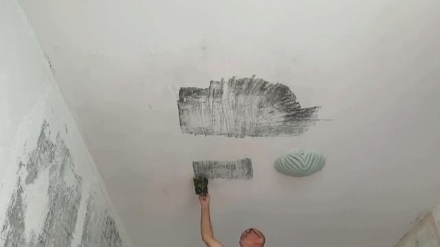 Очистка потолка от старой шпаклёвки.