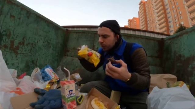 Штрэбух ест конфеты с памойки