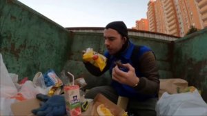 Штрэбух ест конфеты с памойки