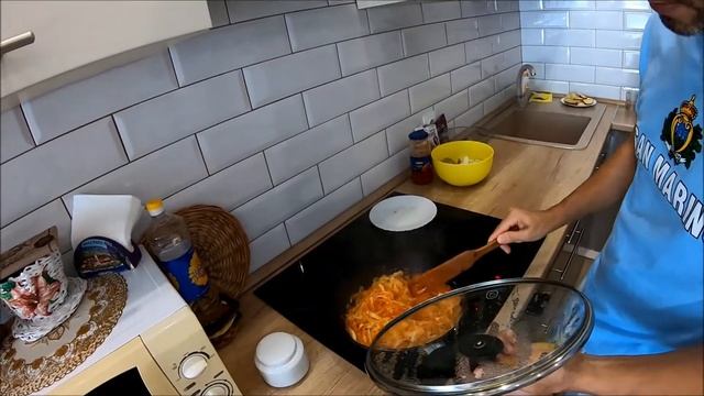 Готовим курицу с яблоками в духовке и тушим капусту. смотреть онлайн