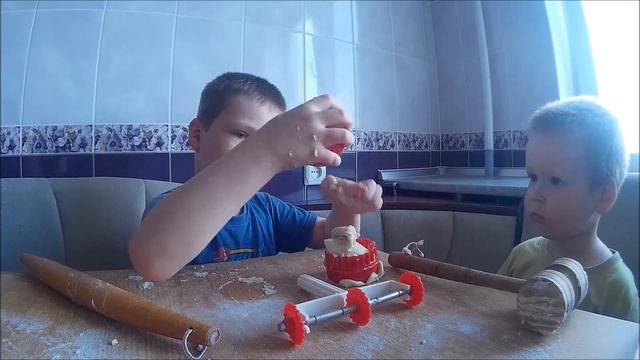 Развитие мелкой моторики - Дети и тесто PLAY WITH ME смотреть онлайн