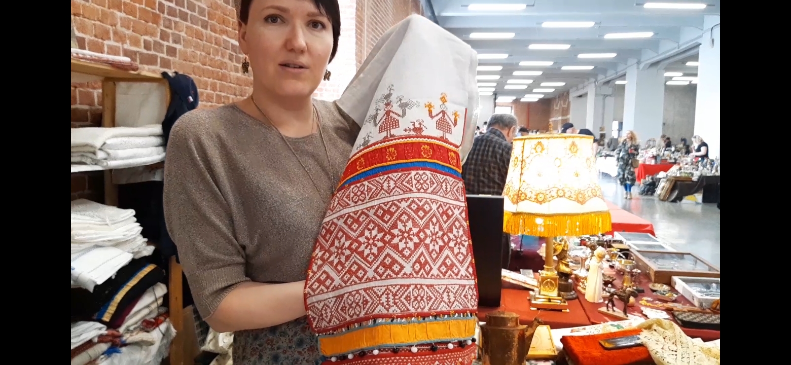 БЛОШИНЫЙ РЫНОК В ЦЕНТРЕ МОСКВЫ 1 АПРЕЛЯ МНОГО АНТИКВАРНОГО ФАРФОРА СТЕКЛА И ХРУСТАЛЯ ТЕКСТИЛЯ И БИЖУ смотреть онлайн