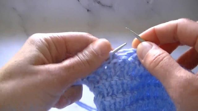 Вяжем рельефный узор для шапки спицами. смотреть онлайн
