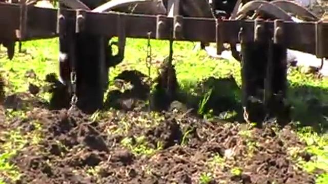 самодельный трактор, первая прополка огорода в 2013 г. смотреть онлайн