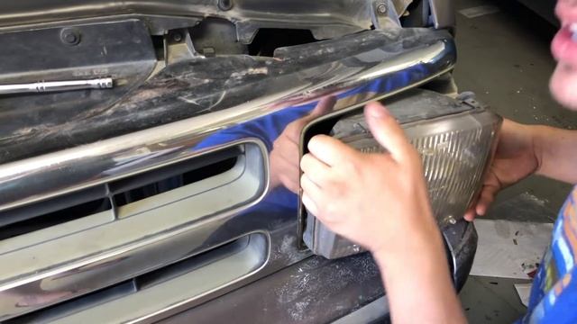 How to replace a headlight bulb on a 1997 Chevy Blazer LS смотреть онлайн