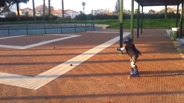 Ребенок на роликах 3 года 4 месяца тренировка наклона в движении смотреть онлайн