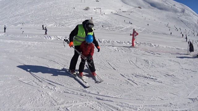 Богдан катается на горных лыжах смотреть онлайн