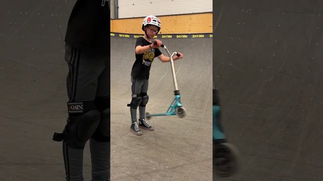 ХРУСТИТ САМОКАТ? #трюкинасамокате #scootering смотреть онлайн