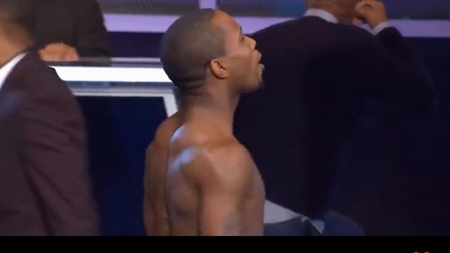 Низкий парень забивает сверху в баскетболе!!!