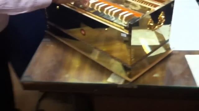 Harmonium BINA special golden finish смотреть онлайн