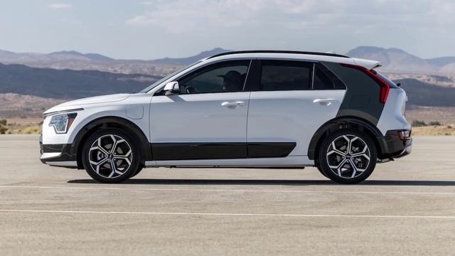 2023 Kia Niro PHEV First Test: Plug It In for Up to 33 Miles of Electric-Only Range смотреть онлайн