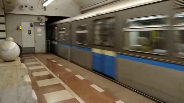 Прибытие поезда 81-740/741 Русич на станции метро парк победы смотреть онлайн