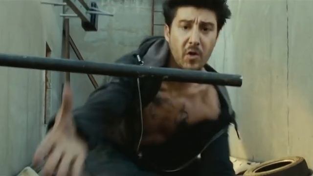 Banlieue 13 Ultimatum - David Belle Chase Scene HD смотреть онлайн