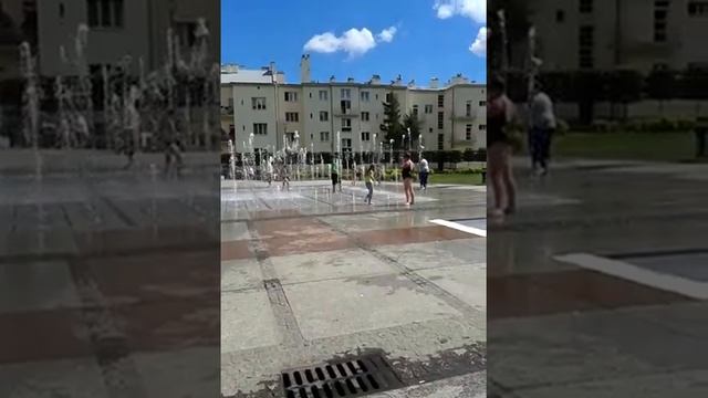 Жизнь в Польше.Фонтан в Жешове.Илона купается в фонтане смотреть онлайн