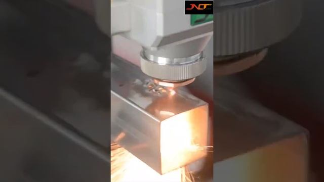 1000W fiber laser cutting machine with tube cutter cutting stainless steel square tubes. смотреть онлайн