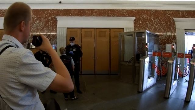 Прогоняем контролёров, спасаем пассажиров от штрафов. Вокзал Восточный, метро смотреть онлайн