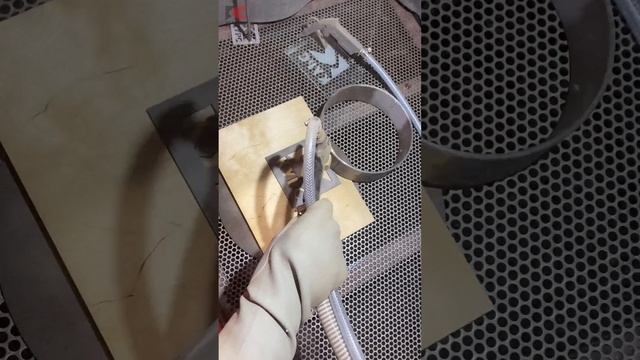 Песочим фанеру гранатовым песком в пескоструйной камере смотреть онлайн