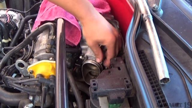 Manutenção Renault 19 - Limpeza de TBI e Atuador de Lenta. смотреть онлайн
