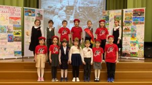 Попурри военных песен исполняют дети