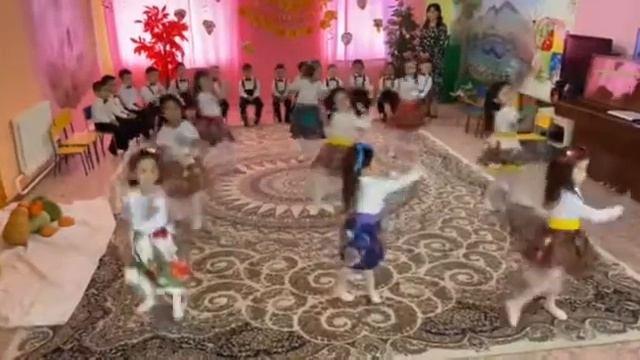 Осенний бал танец Девочек 4-5лет смотреть онлайн