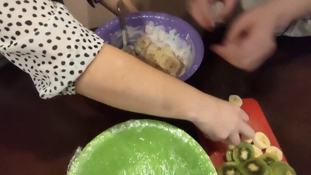 #кухнядлявсех "ТОРТ ИЗ ПЕЧЕНЬЯ СО СМЕТАНОЙ БАНАНАМИ И КИВИ ? смотреть онлайн
