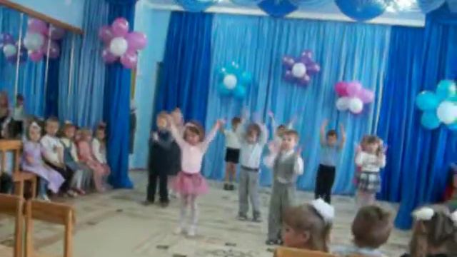 Танец на утреннике.MOV смотреть онлайн