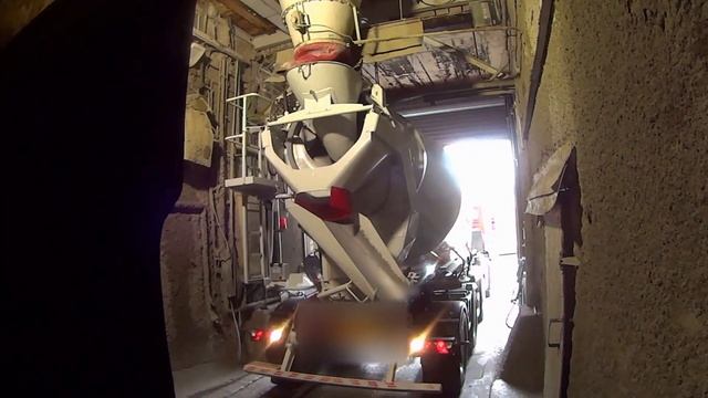 Einfahren zum Laden von Beton. Заезд под погрузку бетона. смотреть онлайн