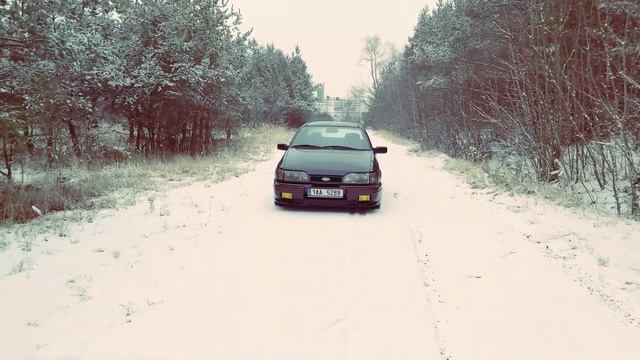 Ford Sierra in the snow смотреть онлайн