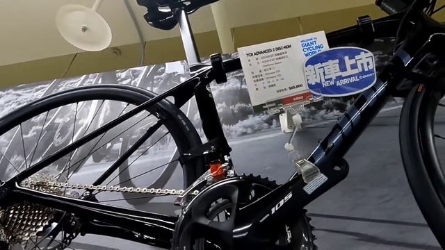 GIANT TCR ADVANCED 2 DISC KOM | CARBON ROAD BIKE | SHIMANO 105 R7000 смотреть онлайн