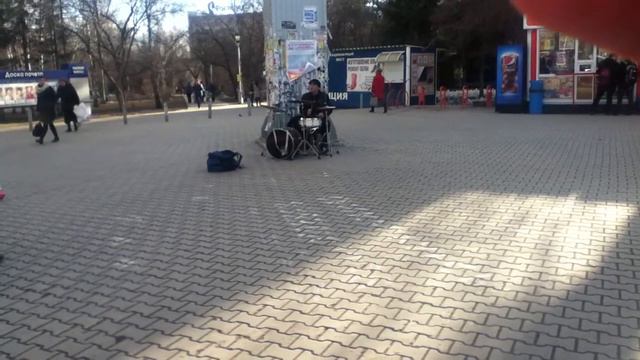 Уличный барабанщик из Новосибирска жжёт. Часть 2 смотреть онлайн