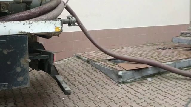 Чистка камеры, уловителя жира , откачка +размыв пистолетом смотреть онлайн