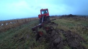 Плуг на ДТ75 первый выезд.