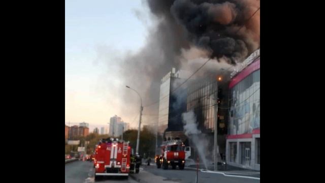 в Новосибирске пожар. Горит гостиница «Император» смотреть онлайн