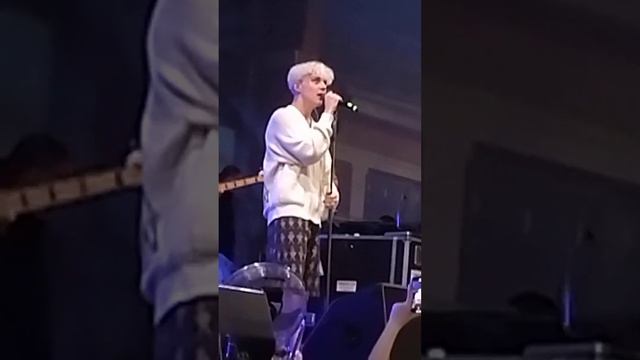 Ваня Дмитриенко читает своё стихотворение. Фестиваль "Новое радио движ" Москва 9.06.2023 смотреть онлайн