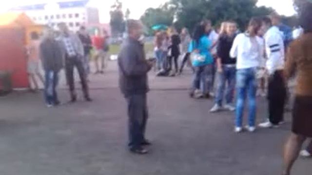 Денс возле ДК в День молодёжи г.Мосты \\Угар...)) (Часть 1) смотреть онлайн