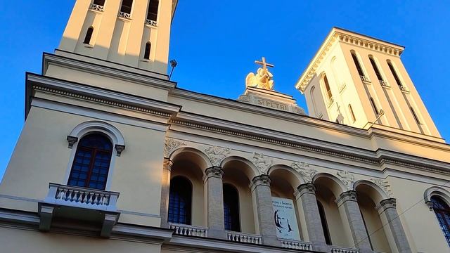 Бронзовый бюст Иоганна Себастьяна Баха перед Собором Петра и Павла (Петрикирхе) в Санкт-Петербурге смотреть онлайн