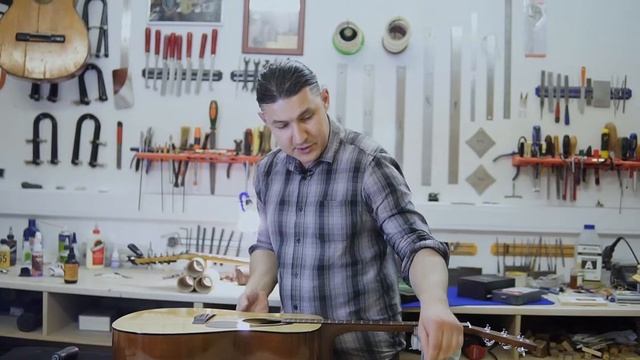 Установка звукоснимателя в акустическую гитару Yamaha F-310 | Ремонт гитар | смотреть онлайн