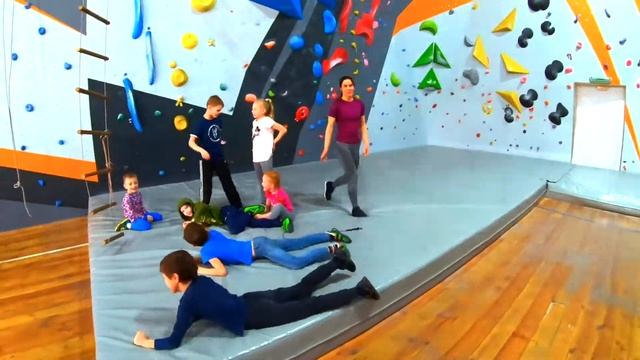 Настя и разминка перед СКАЛОДРОМОМ смотреть онлайн