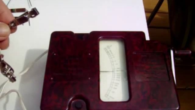 ~1940 "Wee" Megger Insulation Tester and Ohmmeter by Evershed & Vignoles смотреть онлайн
