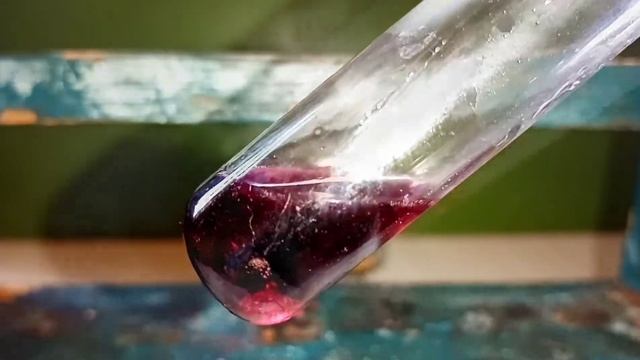 Реакция ЦИНКА, ПЕРМАНГАНАТА КАЛИЯ и КОНЦЕНТРИРОВАННОЙ СЕРНОЙ КИСЛОТЫ. Опыты по химии. смотреть онлайн