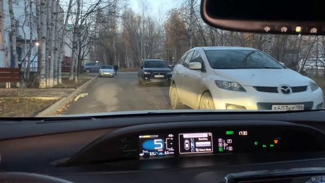 Toyota Prius Prime 2017 - Автопарковка и автовыезд с парковки смотреть онлайн