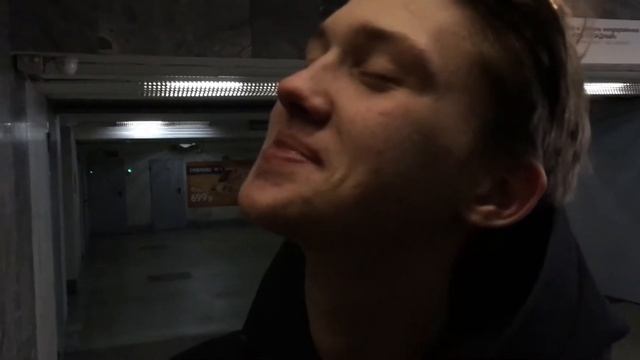 Нашел оператора. На руках по метро. Провожаем хорошего друга