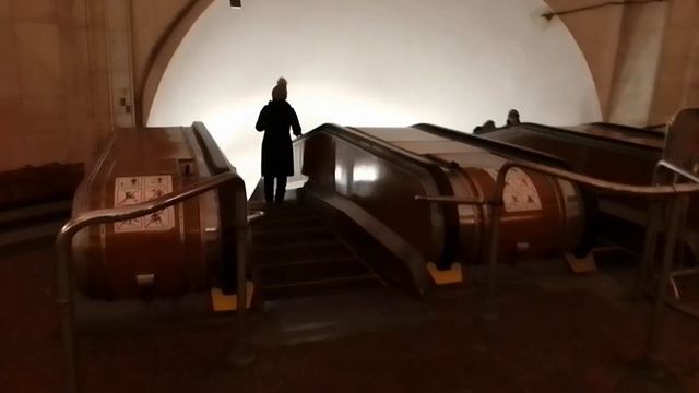 Станция метро "Смоленская" Арбатско- Покровской линии. смотреть онлайн