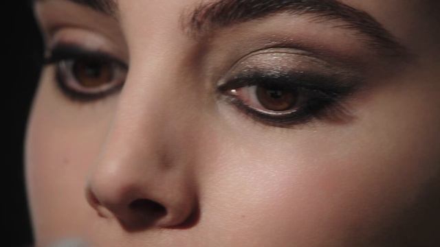 How to Make a Smoky Eye Makeup Look with the FALL-WINTER 2019 COLLECTION – CHANEL Makeup Tutorials смотреть онлайн