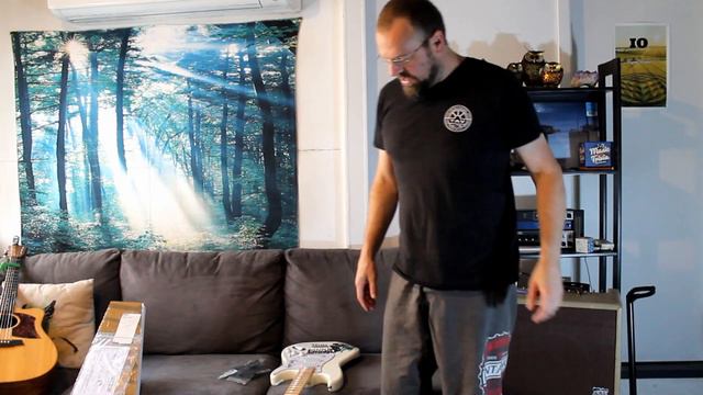 Fender - Pink Floyd the Wall - Stratocaster (Chinese copy) Unboxing смотреть онлайн