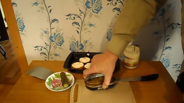 Быстрый завтрак .Бутерброд со шпротами и огурцом смотреть онлайн