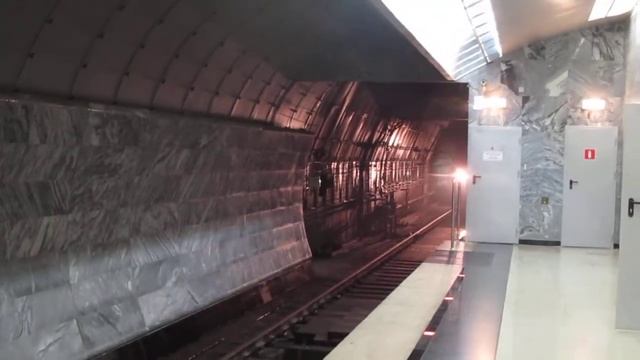 Состав 2855 - 2856 на новой станции метро 