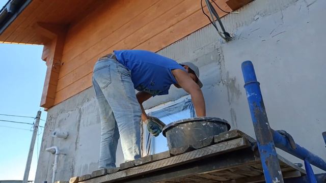 Известково-цементная штукатурка Baumit MPA35 на фасадах дома, построенного из тёплой керамики