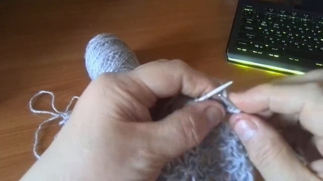 Вяжем спицами лёгкий воздушный узор из вытянутых петель и горизонтальных дорожек смотреть онлайн