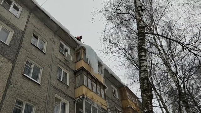 Уборка снега и льда с крыш балконов смотреть онлайн